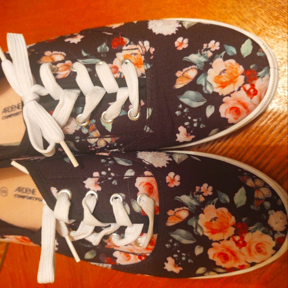 Women's size 9 casual shoes